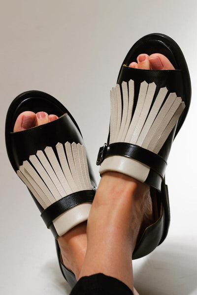 Britta™ - Slip-on sandaler med frynser