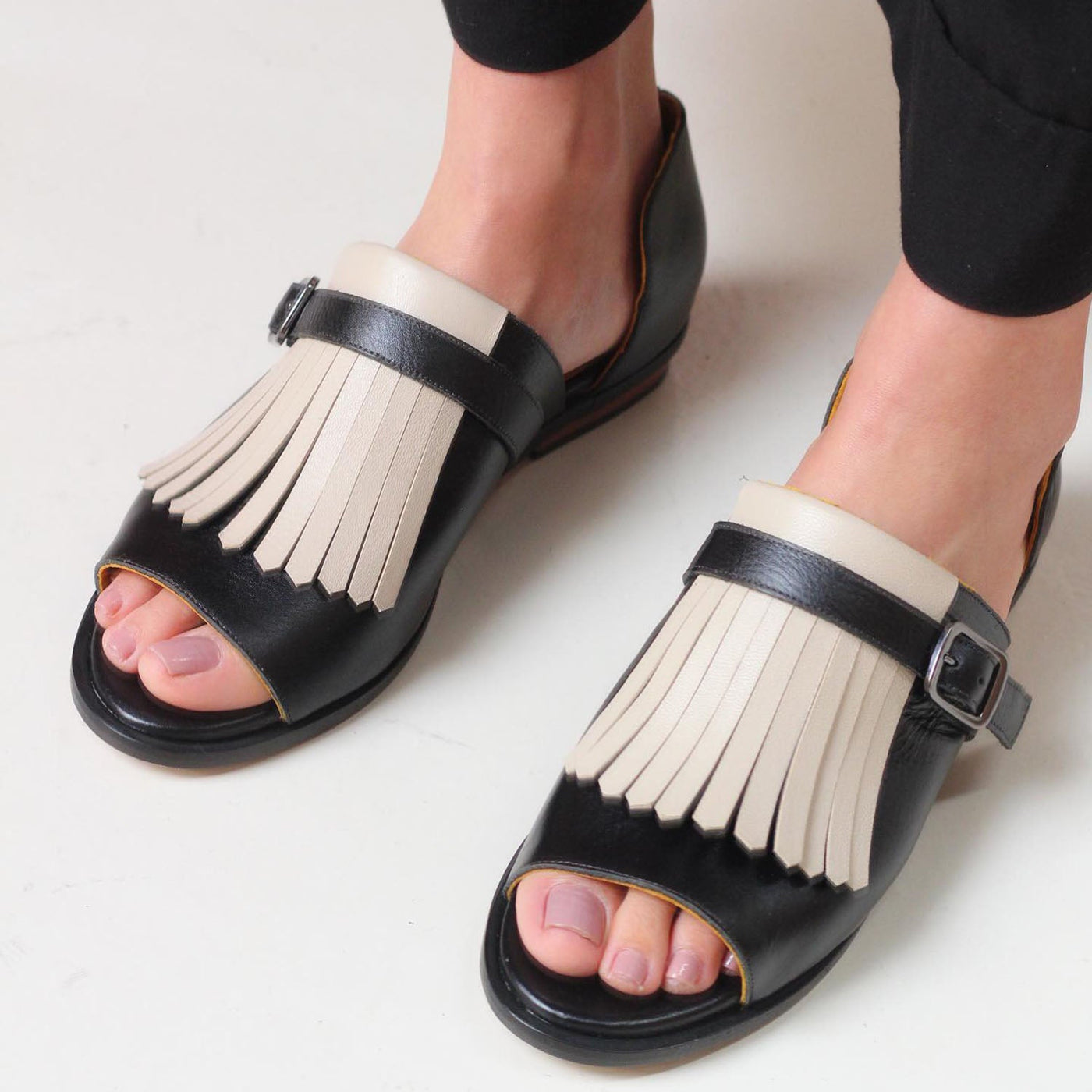 Britta™ - Slip-on sandaler med frynser